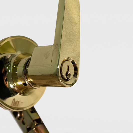 Cerradura de alcoba dorada